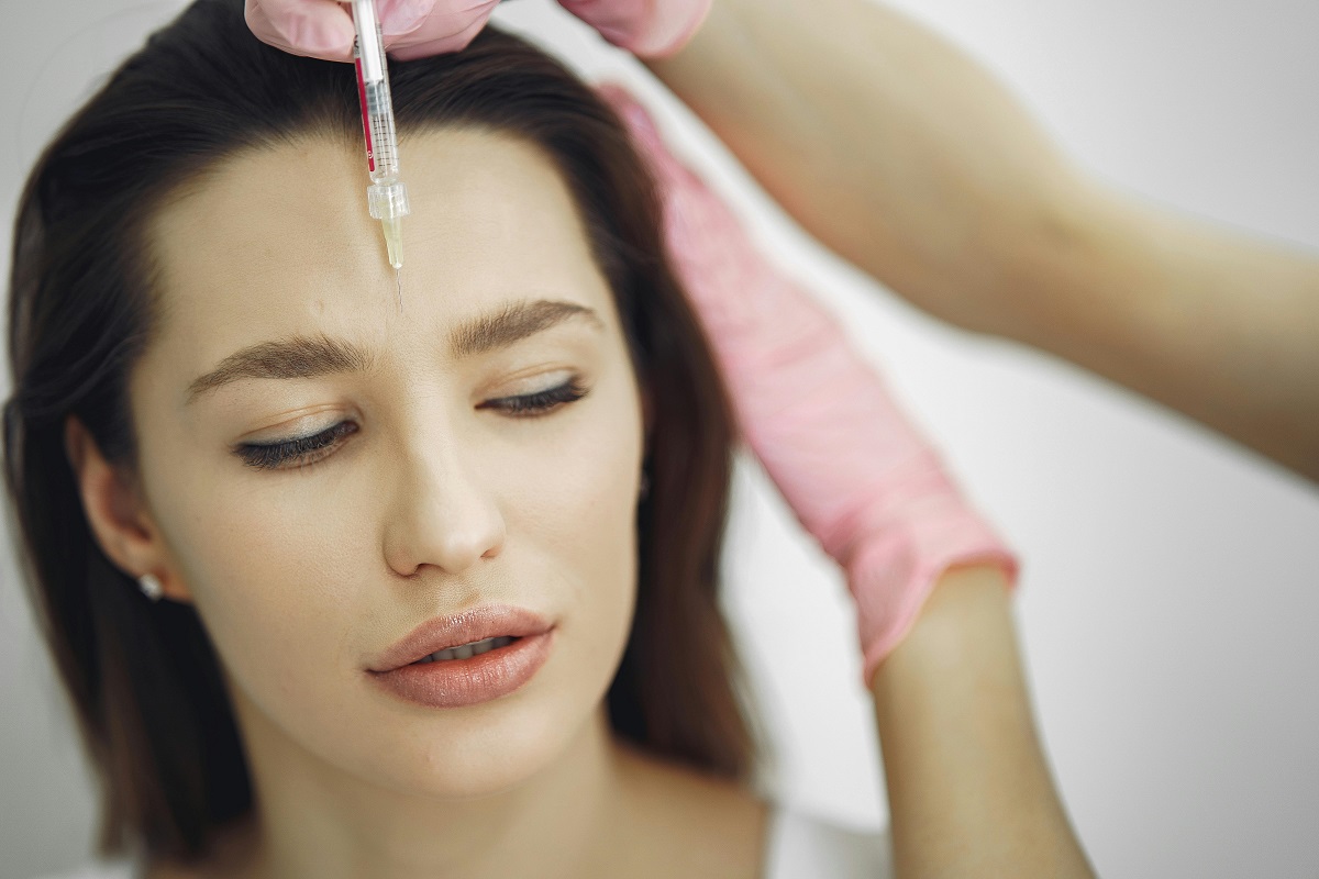 woman receiving a Botox injection in her forehead